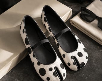 Sapatilhas estilo Mary Jane Tabi com estampa de bolinhas e crina de cavalo, modelo sapatilha japonesa de bico dividido, forradas com pele de carneiro, salto baixo e design exclusivo em tamanhos grandes.