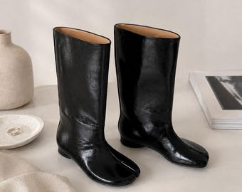 Botas Tabi pretas femininas, botas de couro de cano médio com bico dividido, salto baixo, palmilha de pele de carneiro, tamanhos grandes, calçado de inspiração japonesa.
