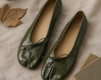 Dames leren Tabi ballerina's olijfgroen met gesplitste teen, vintage ballerina's met strik, minimalistische instappers, verkrijgbare in een brede maat, comfortabel