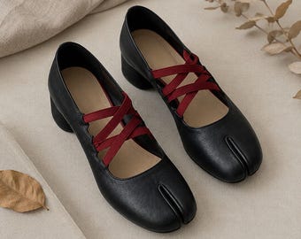Sapatos Mary Jane Tabi pretos, em couro de cavalo lavado com bico dividido, tiras cruzadas bordô, salto bloco de 4,5 cm, tamanhos estendidos.