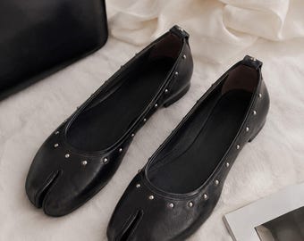 Sapatilhas pretas de bico dividido para mulheres, sapatos tabi de couro, sapatilhas com tachas, sapatilhas para noivado, sapatos com sola de borracha macia, tamanhos grandes