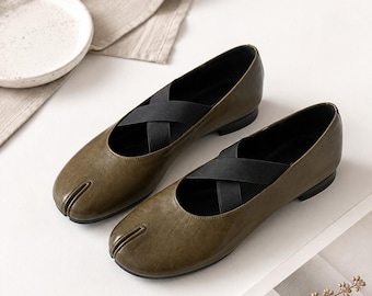 Sapatilhas femininas Tabi de couro genuíno com bico dividido, modelo Mary Jane, com tiras cruzadas, salto baixo, confortáveis e com numeração ampla. Calçado minimalista.