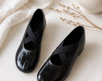 Sapatilhas femininas Tabi de couro genuíno com bico dividido, modelo Mary Jane, com tiras cruzadas, salto baixo, confortáveis e com numeração ampla. Calçado minimalista.