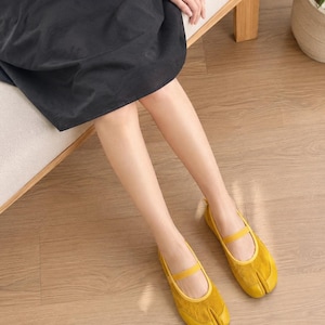 Gele tabi Mary Jane-flats, fluwelen balletschoenen met gespleten neus, met schapenleer gevoerde binnenzool, minimalistische platte damesschoenen, zachte casual flats afbeelding 7