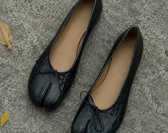 Sapatilhas Tabi femininas de couro preto com bico dividido, estilo vintage com laço, minimalistas, fáceis de calçar e confortáveis, em tamanhos grandes.