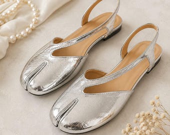Sapatilhas Tabi prateadas femininas, modelo minimalista de verão, com tira no calcanhar e bico dividido, em couro de microfibra macio, estilo francês, tamanhos grandes e confortáveis.