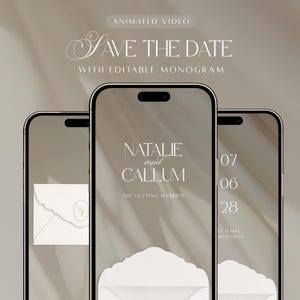 Könnte beinhalten: Drei Smartphones zeigen eine animierte Save-the-Date-Hochzeitseinladung mit bearbeitbarem Monogramm. Die Bildschirme zeigen elegante weiße Serifenschrift auf beigem Hintergrund mit den Namen Natalie und Callum, dem Datum 07 06 28 und einer weißen Umschlag-Grafik.