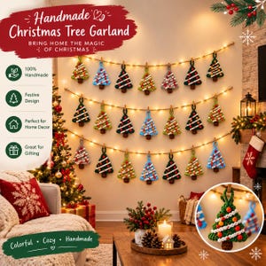 Op de afbeelding: Een handgemaakte kerstboom-slinger bestaande uit drie horizontale strengen warmwitte kerstverlichting, versierd met kleine, gehaakte kerstboomornamenten in diverse kleuren zoals groen, blauw, wit en rood met gedetailleerde texturen.