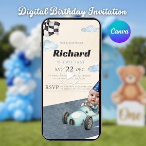 Può includere: Un invito di compleanno digitale visualizzato sullo schermo di uno smartphone. L'invito presenta il nome "Richard" con il testo "IS TWO FAST". Un bambino è illustrato alla guida di un'auto da corsa azzurra. L'invito include la data, l'ora e le informazioni RSVP.