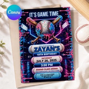 Puede incluir: Una tarjeta de invitación de cumpleaños rectangular con temática de béisbol y efectos de pintura goteante en rosa y azul neón. El diseño incluye bates de béisbol cruzados, una pelota y el texto IT'S GAME TIME, ZAYAN'S 10TH BIRTHDAY, JULY 26, 2025.