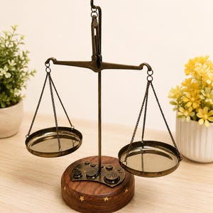 Vintage Brass Balance Scale, Apothecary Justice Decor, Rustic Farmhouse Desk Accessory
