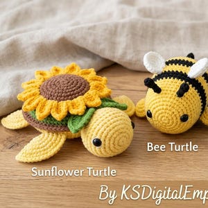 Puede incluir: Tres animales de peluche tejidos a ganchillo que incluyen una tortuga girasol, una tortuga abeja y una tortuga marina clásica. Una insignia circular en la esquina superior derecha dice 15-in-1 BUNDLE CROCHET PATTERNS. El texto By KSDigitalEmporium está abajo.