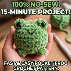 Op de afbeelding: Een groen pluche kikker-speeltje met zwarte ogen en een geborduurde mond, met de tekst 100% NO-SEW. 15-MINUTE PROJECT! FAST & EASY POCKET FROG CROCHET PATTERN. De kikker is gemaakt van zacht garen en heeft een rond lichaam met kleine voetjes.
