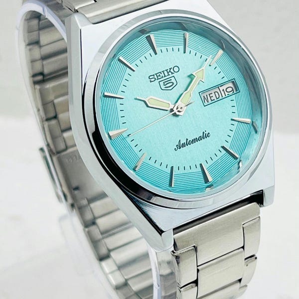 Reloj automático Seiko 5 vintage / Esfera color aguamarina / Fecha y día / 17 rubíes / Reloj de hombre restaurado.
