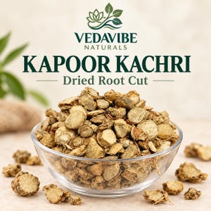 Può includere: Una ciotola di vetro trasparente riempita con pezzi di radice essiccata di Kapoor Kachri color marrone chiaro. Il testo VEDAVIBE NATURALS KAPOOR KACHRI Dried Root Cut è visualizzato sopra la ciotola, con un'icona di fiore di loto verde.