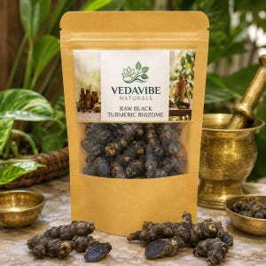 Può includere: Una busta color marrone chiaro contenente rizomi di curcuma nera grezza. L'etichetta riporta il testo VEDAVIBE NATURALS RAW BLACK TURMERIC RHIZOME e un'immagine del prodotto. Diversi rizomi scuri e nodosi sono sparsi davanti alla busta.