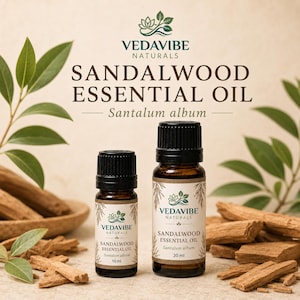 Puede incluir: Dos frascos de vidrio ámbar de aceite esencial de sándalo Vedavibe Naturals, Santalum album. El frasco más pequeño está etiquetado con 10 ml y el más grande con 30 ml. Ambos tienen tapas negras y etiquetas blancas con texto de logo verde.