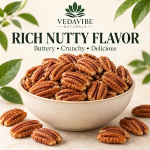 Könnte beinhalten: Eine beige Schale gefüllt mit braunen Pekannusshälften. Der Text VEDAVIBE NATURALS, RICH NUTTY FLAVOR, Buttery, Crunchy, Delicious steht über der Schale. Mehrere lose Pekannüsse sind um den Boden der Schale herum angeordnet.