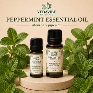 Puede incluir: Dos frascos de vidrio ámbar de aceite esencial de menta Vedavibe Naturals con tapas negras. El frasco más pequeño está etiquetado con 10 ml y el más grande con 30 ml. Ambos tienen etiquetas blancas con texto verde y un logotipo de loto.