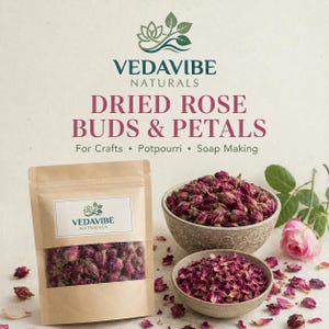 Könnte beinhalten: Ein brauner Papierbeutel mit der Aufschrift VEDAVIBE NATURALS DRIED ROSE BUDS & PETALS, begleitet von zwei Schalen mit getrockneten rosa Rosenknospen und losen Blütenblättern sowie einer frischen rosa Rose mit grünen Blättern.
