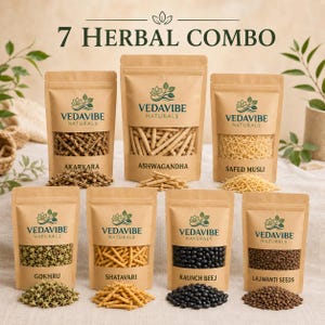 Op de afbeelding: Zeven bruine papieren zakjes met het label 7 HERBAL COMBO van VEDAVIBE NATURALS. De zakjes bevatten Akarkara, Ashwagandha, Safed Musli, Gokhru, Shatavari, Kaunch Beej en Lajwanti Seeds, met doorzichtige vensters die de inhoud tonen.