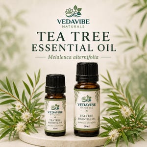 Può includere: Due flaconi in vetro ambrato di olio essenziale di tea tree Vedavibe Naturals con tappi neri. Il flacone più piccolo è etichettato 10 ml e quello più grande 30 ml. Il testo riporta Tea Tree Essential Oil Melaleuca alternifolia.