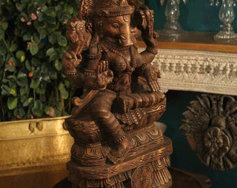 Ídolo de javali Varaha Avatar, esculpido à mão em madeira.