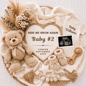 Peut inclure: Un ours en peluche beige avec un nœud à carreaux, un panneau en forme de cœur portant l'inscription "HERE WE GROW AGAIN Baby #2 COMING SEPTEMBER 202X", une échographie, un body crème "Baby Williams", des chaussons tricotés, un hochet et des fleurs séchées.