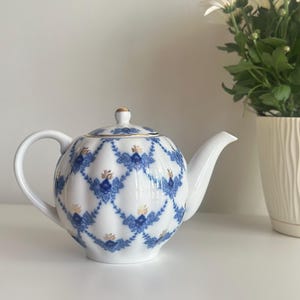 Vintage Imperial Porcelain Teapot "Evening" (Vecherny), Lomonosov LFZ Cobalt Blue and 22k Gold Russian Tea Pot, Ribbed Tulip Shape