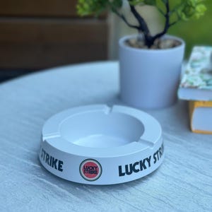 lucky strike cigarette promotional ashtrays 1920s cigarettes advertisement from 1926, International, Studio, Magazine Stock Photo Rare 5 1/3 Lucky Strike