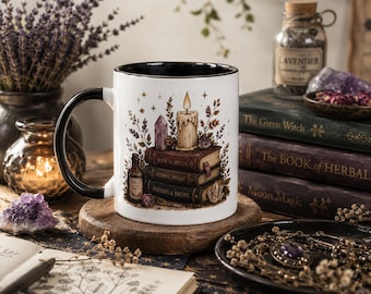 Taza de cerámica con diseño de bruja y luz de velas, ideal para leer en un ambiente acogedor.