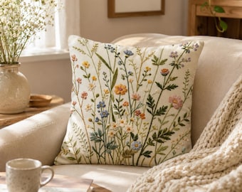 Katoenen kussensloop met wilde bloemen geborduurd — Op de tuin geïnspireerde kussenhoes, botanisch interieur,