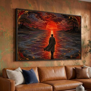 Könnte beinhalten: Großer gerahmter Kunstdruck, der eine Person zeigt, die auf einen Sonnenuntergang über dem Wasser zugeht. Das Kunstwerk verwendet eine lebendige Farbpalette aus Rot, Orange und Schwarz, mit einer detaillierten Landschaft und einer Figur in einem langen Mantel. Der Rahmen ist schwarz.