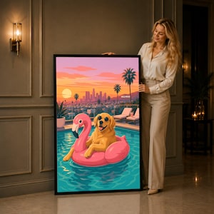 Puede incluir: Una impresión de arte mural rectangular enmarcada que muestra a un golden retriever con gafas de sol negras, sentado en un flotador de flamenco rosa en una piscina. El fondo muestra una puesta de sol sobre una ciudad con el texto Hollywood.