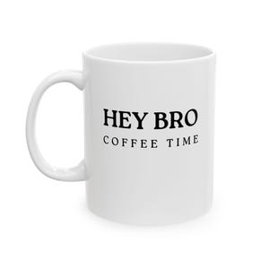 Könnte beinhalten: Weißer Keramik-Kaffeebecher mit gebogenem Henkel. Der Becher trägt den Text "HEY BRO COFFEE TIME" in Schwarz, zentriert auf der Vorderseite. Geeignet für Heißgetränke, ideal für Zuhause oder im Büro.