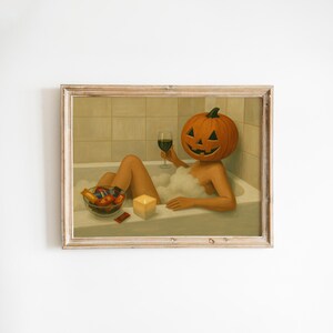 Pode incluir: Uma pintura emoldurada retratando uma figura com uma cabeça de abóbora laranja esculpida relaxando em uma banheira cheia de espuma branca. A figura segura uma taça de vinho tinto, enquanto uma tigela de doces coloridos e uma vela acesa estão próximas.