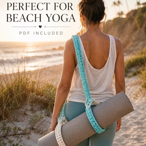 Puede incluir: Una correa de ganchillo para esterilla de yoga con un diseño de hilo color turquesa brillante y crema, con una correa larga para el hombro y dos bucles ajustables. El texto "PERFECT FOR BEACH YOGA" y "PDF INCLUDED" aparece en la parte superior.