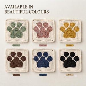 Puede incluir: Seis posavasos cuadrados de ganchillo con bordes crema, cada uno con un motivo central de huella en verde salvia, rosa empolvado, mostaza, chocolate, azul marino o negro. El texto AVAILABLE IN BEAUTIFUL COLOURS aparece en la parte superior.