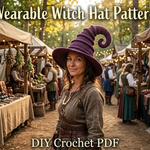 Op de afbeelding: Een paarse gehaakte heksenhoed met een hoge, spiraalvormige, puntige kroon en een brede rand. De tekst Wearable Witch Hat Pattern en DIY Crochet PDF staat boven- en onderaan de afbeelding, die een marktscène weergeeft.