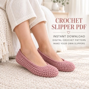 Puede incluir: Un par de zapatillas de ganchillo en color rosa empolvado con un patrón de punto texturizado. La imagen incluye el texto: CROCHET SLIPPER PDF, INSTANT DOWNLOAD, DIGITAL CROCHET PATTERN, MAKE YOUR OWN SLIPPERS, y un pequeño icono de corazón.
