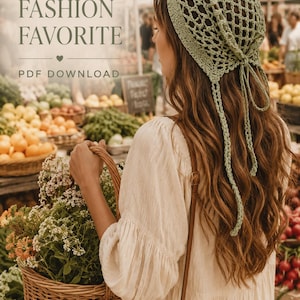 Könnte beinhalten: Ein salbeigrünes Häkelkopftuch mit einem offenen Netzmuster und langen Bindebändern am Hinterkopf. Der Text BOHO FASHION FAVORITE PDF DOWNLOAD ist in der oberen linken Ecke zu sehen. Das Kopftuch wird über langem braunem Haar getragen.