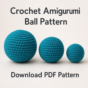 Op de afbeelding: Drie gehaakte amigurumi-ballen in de kleur taling van verschillende groottes op een rij. De tekst bovenaan luidt Crochet Amigurumi Ball Pattern en de tekst onderaan luidt Download PDF Pattern. De bollen hebben een consistent gestructureerd steekpatroon.