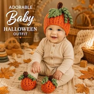 Peut inclure: Un bébé portant une barboteuse beige à manches longues côtelée, un bonnet citrouille orange au crochet avec des feuilles vertes et une tige marron, et des chaussons citrouille assortis. Le texte ADORABLE Baby HALLOWEEN OUTFIT est visible.