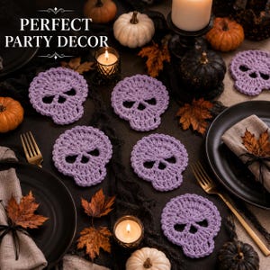Könnte beinhalten: Sechs hellviolette Häkeluntersetzer in Totenkopfform. Die Untersetzer weisen ein detailliertes Stichmuster auf, das Augenhöhlen und eine Nasenhöhle bildet. Der Text "PERFECT PARTY DECOR" ist in der oberen linken Ecke des Bildes zu sehen.