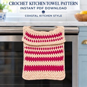 Puede incluir: Un patrón de toalla de cocina de ganchillo con el texto CROCHET KITCHEN TOWEL PATTERN INSTANT PDF DOWNLOAD COASTAL KITCHEN STYLE. La toalla presenta rayas horizontales alternas de hilo color crema y magenta, colgada de un tirador de horno.