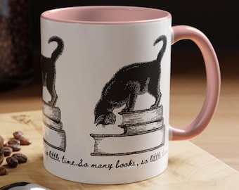Zwarte kat op boekenmok | Kopje koffie en thee met quote boekenliefhebber