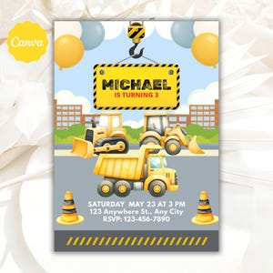 Puede incluir: Una invitación de cumpleaños con temática de construcción que muestra camiones amarillos, una grúa y conos de tráfico. El texto dice: MICHAEL IS TURNING 3, SATURDAY MAY 23 AT 3 PM, 123 Anywhere St., Any City, RSVP: 123-456-7890. Incluye globos.