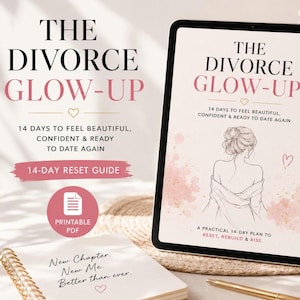 Può includere: Un tablet digitale mostra una guida intitolata THE DIVORCE GLOW-UP, 14 DAYS TO FEEL BEAUTIFUL, CONFIDENT & READY TO DATE AGAIN, con un disegno al tratto di una persona e accenti color acquerello rosa. Un taccuino a spirale riporta il testo New Chapter. New Me. Better than ever.