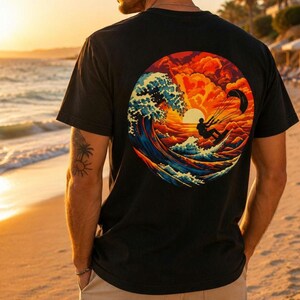 Può includere: Una t-shirt nera a maniche corte con una grafica circolare sul retro. Il disegno raffigura la silhouette di una persona che fa kitesurf su una grande onda oceanica contro un vivace cielo al tramonto arancione e rosso con nuvole.