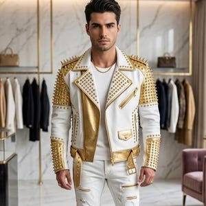 Weiße und goldene Leder-Bikerjacke für Herren mit Nietenbesatz – Goldener Phönix-Rückenaufnäher, metallische Nietenbesetzte Motorradjacke